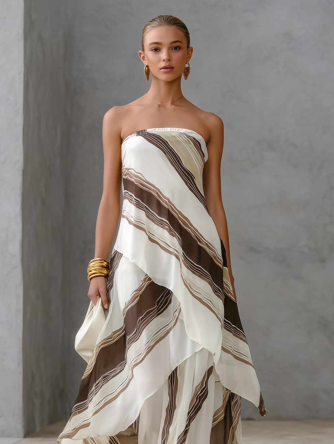 Celeste | Maxi abito a righe bianco e marrone con scollo dritto