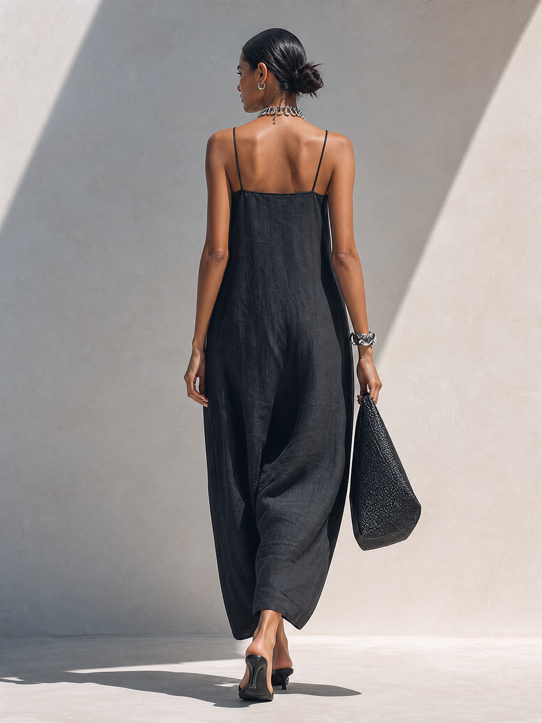 Greta | Maxi abito nero con scollo arricciato e spalline sottili