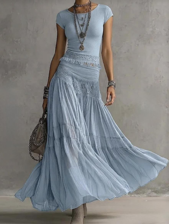Renata | Completo azzurro con top traforato e gonna lunga plissettata