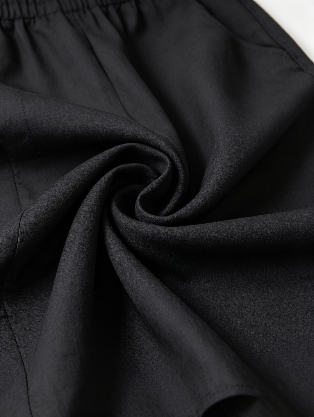 Sveva | Tuta nera off-shoulder dalla linea morbida