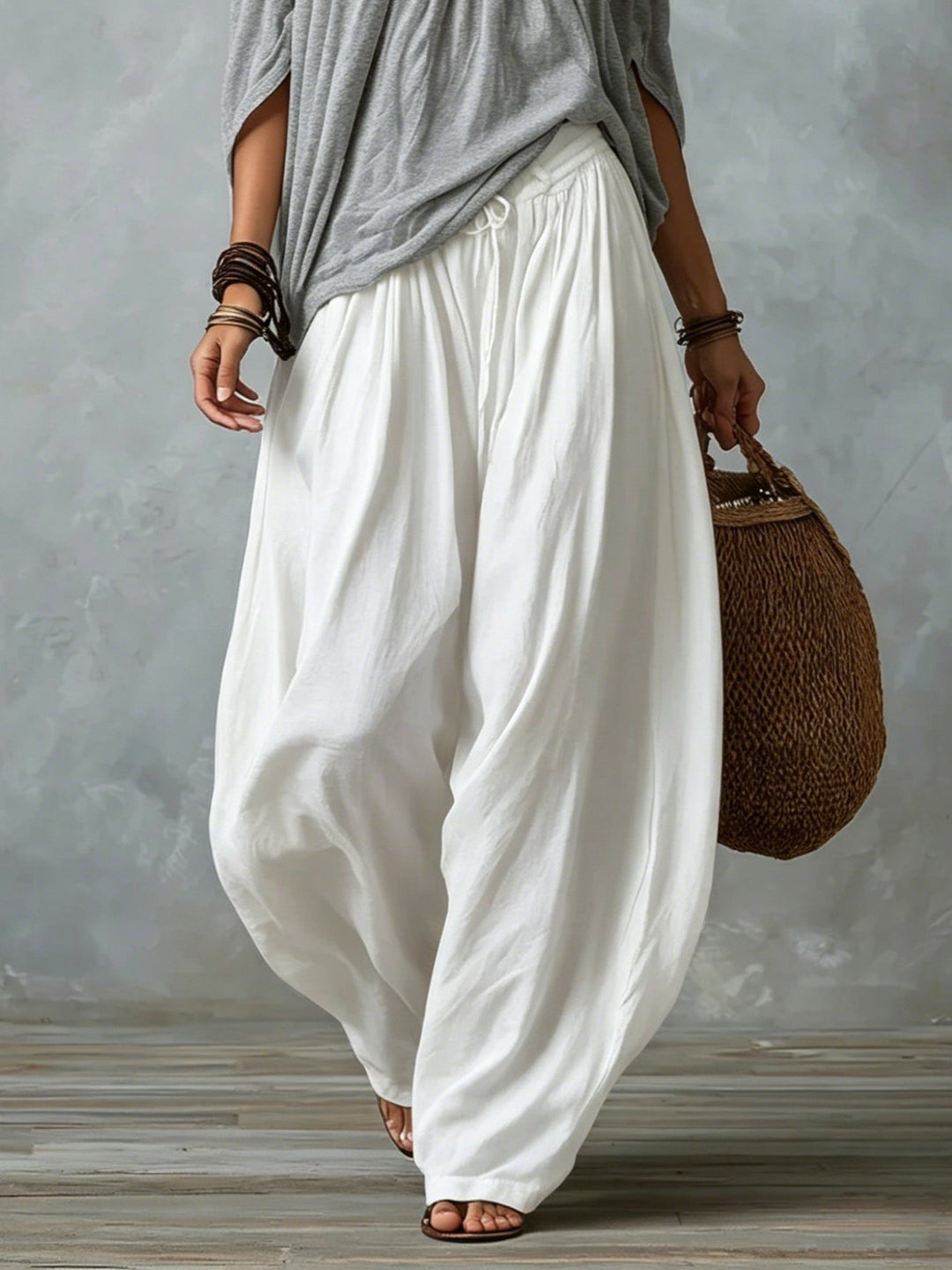 Ondina | Completo due pezzi con top off-shoulder grigio e pantaloni lanterna bianchi