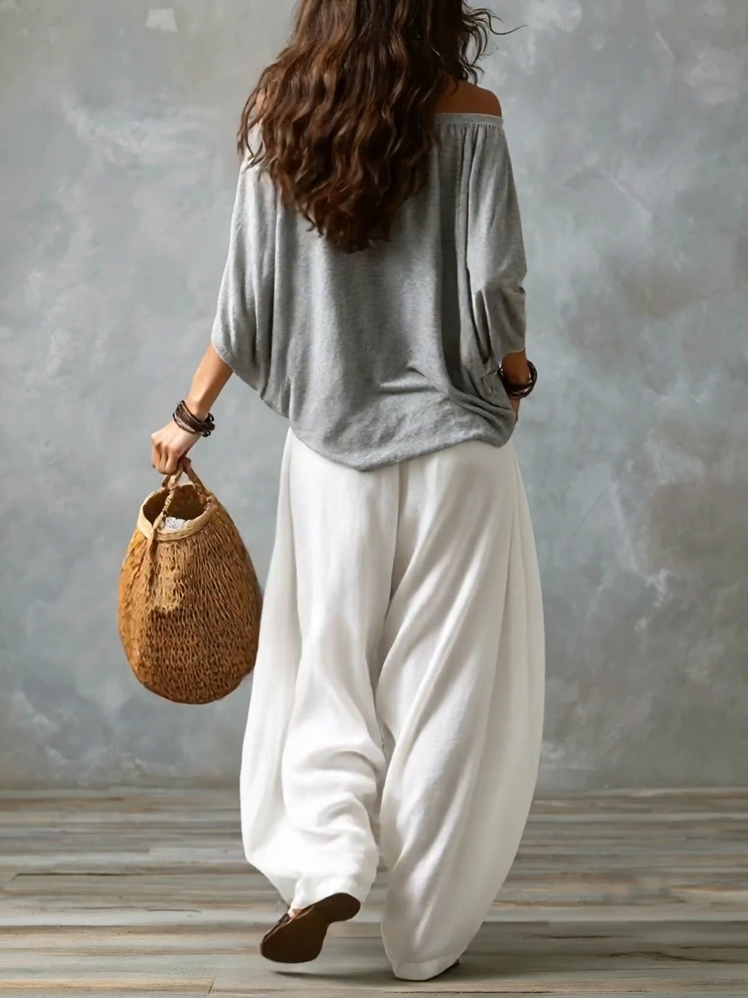Ondina | Completo due pezzi con top off-shoulder grigio e pantaloni lanterna bianchi