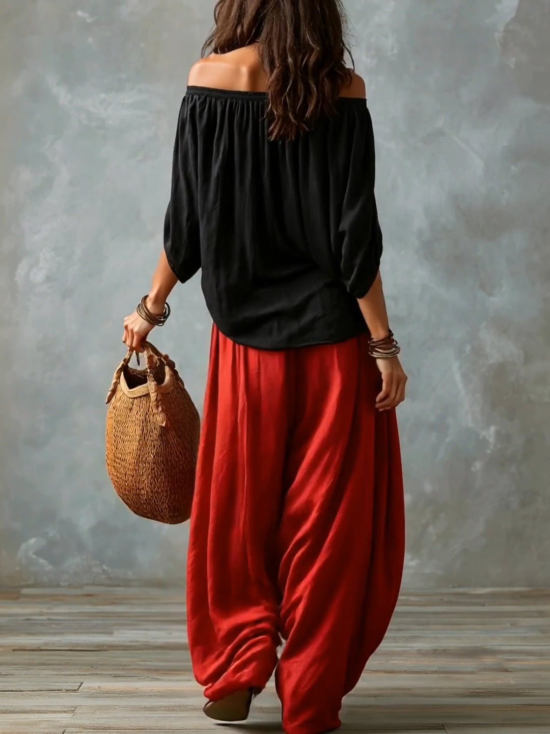Carmela | Completo due pezzi con top nero off-shoulder e pantaloni lanterna rossi