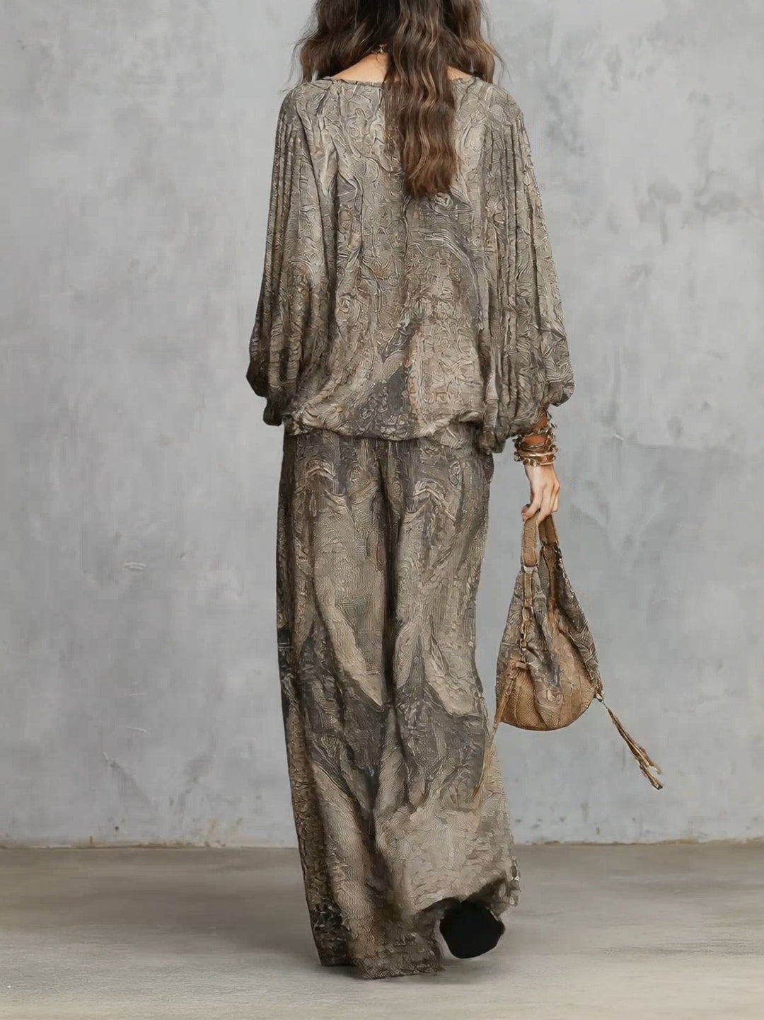 Ornella | Completo grigio a fantasia paisley con maniche a lanterna